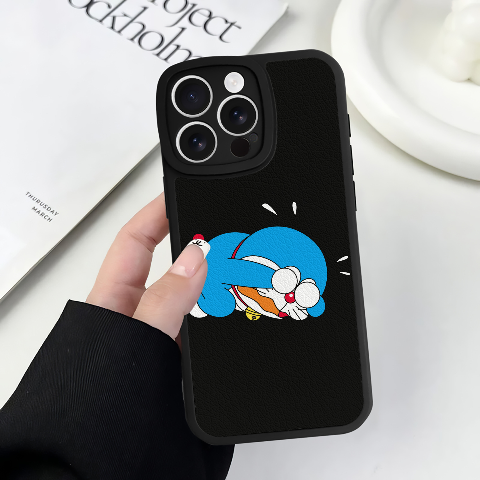 （画像用） ドラえもん Doraemon 【iPhone 16シリーズ対応】シリコンスマホケース（レザー調） 材質：シリコン